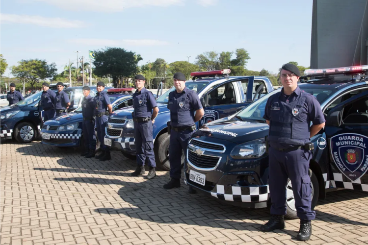 Prefeitura entrega 35 novas pistolas e uniformes para a Guarda Civil Municipal